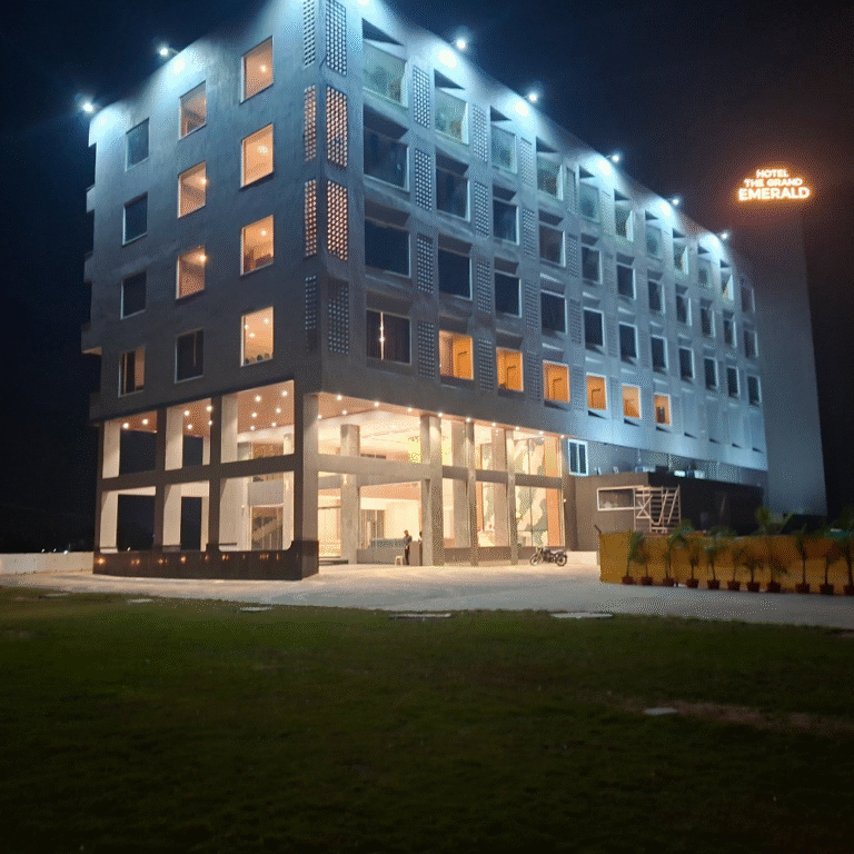Hotel Grand Emerald Image Night Outside