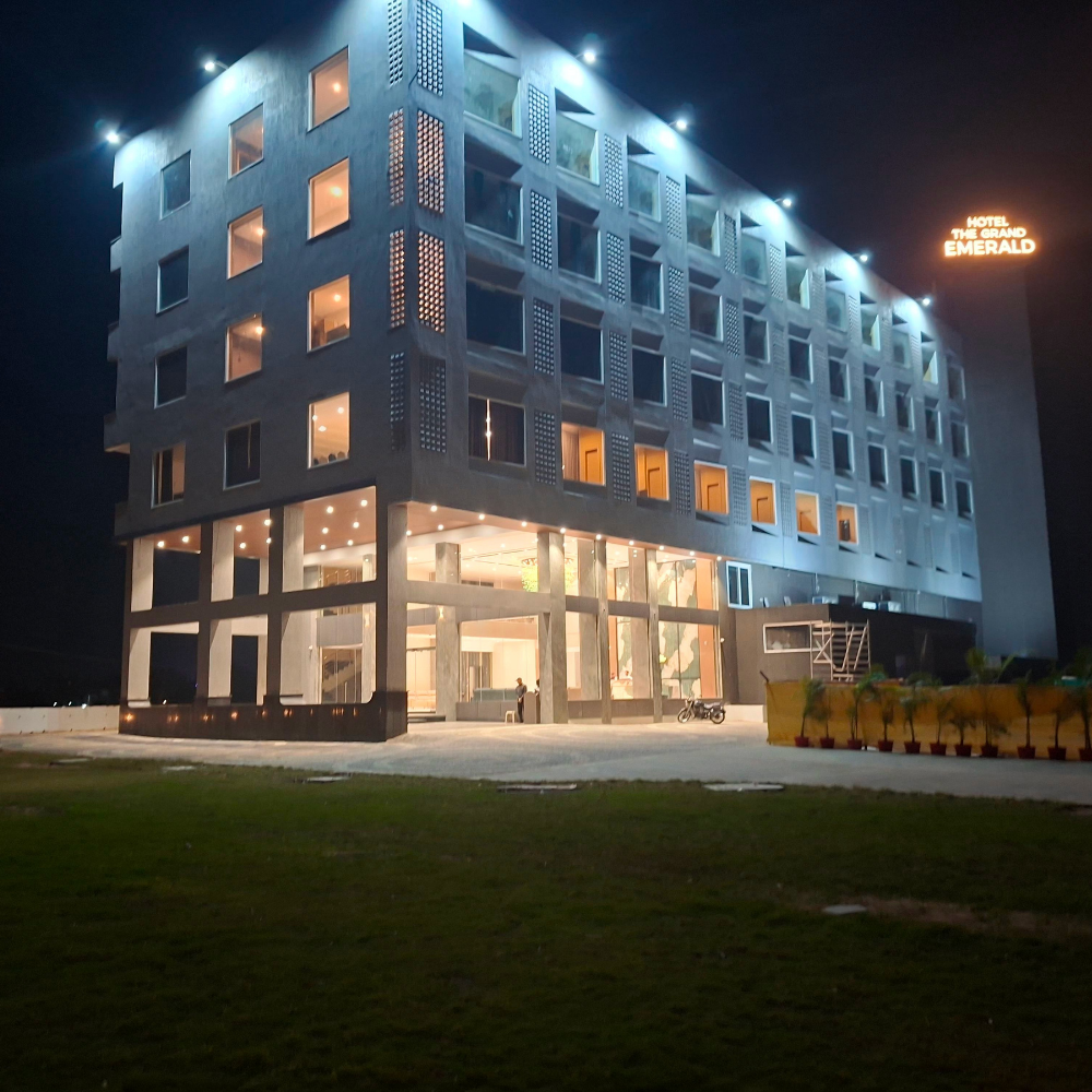 Hotel Grand Emerald Image Night Outside